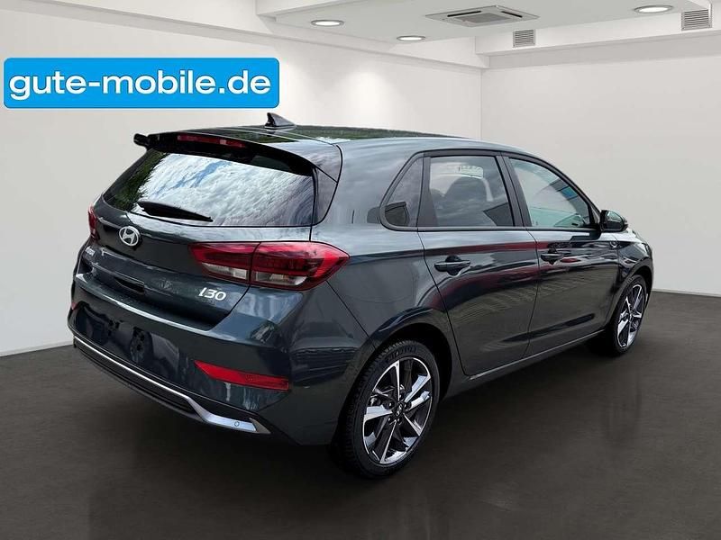 Neu Hyundai i30 Advantage 101 PS (74 kW) 2025 Cypress green / mic Limousine