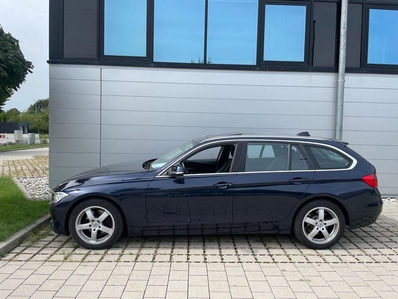 Blau Gebraucht 2014 BMW 330 Sport Line Kombi | 16.999 € (Guter Preis) - Bild 1/4