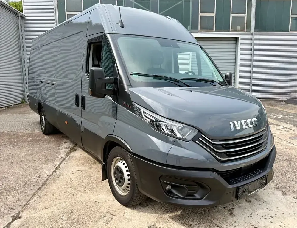 Gebraucht Iveco Daily 175 PS (128 kW) 2023 Grau Van / Kleinbus