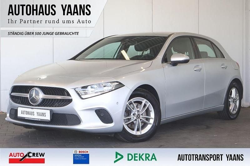 Silber Gebraucht 2019 Mercedes A200 Limousine | 17.689 € (Superpreis) - Bild 1/4