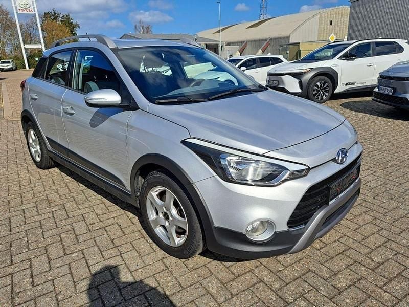 Gebraucht Hyundai i20 Active 101 PS (74 kW) 2016 Sleek silver metallic Kleinwagen