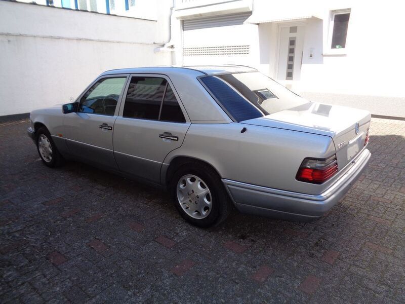Gebraucht Mercedes E280 193 PS (141 kW) 1995 Silber Limousine