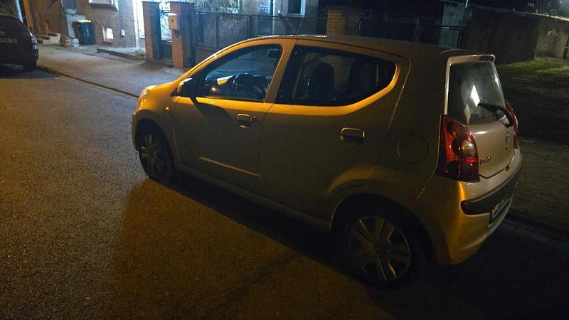 Silber Gebraucht 2010 Nissan Pixo Kleinwagen | 2.900 € - Bild 1/4