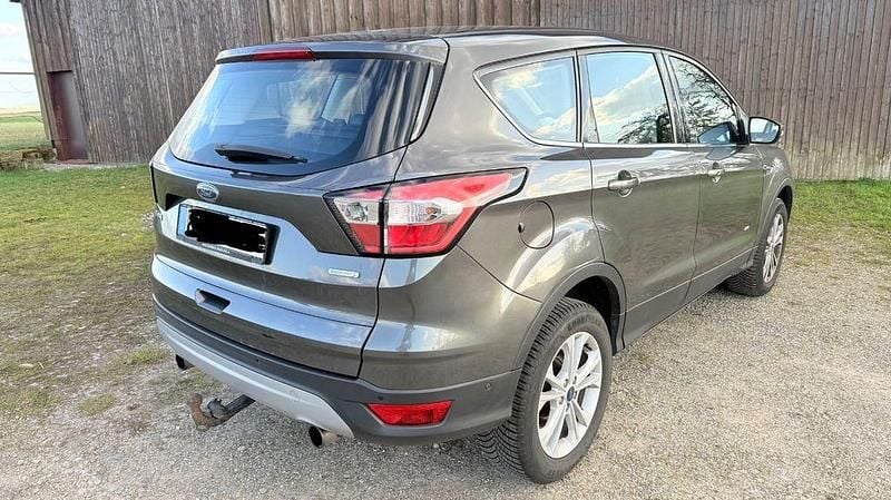 Gebraucht Ford Kuga Titanium 182 PS (133 kW) 2017 Braun SUV