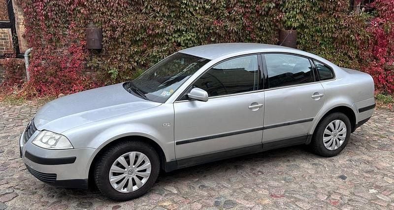 Silber Gebraucht 2002 VW Passat Comfortline Limousine | 3.900 € - Bild 1/4