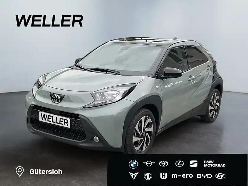 Urban khaki, dach mysticschwarz mica (grau) Neu 2025 Toyota Aygo Team Kleinwagen | 17.780 € - Bild 1/3