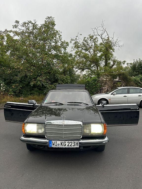 Schwarz Gebraucht 1984 Mercedes 230 Coupé | 4.900 € - Bild 1/4