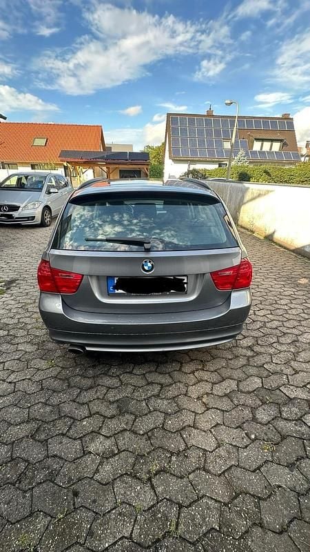 Gebraucht BMW 320 184 PS (135 kW) 2011 Grau Kombi