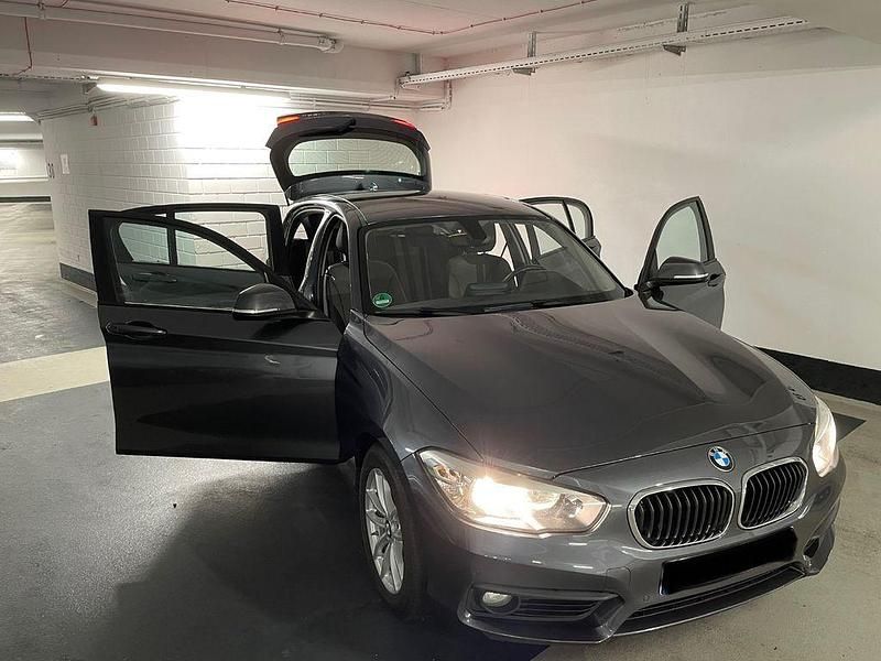 Grau Gebraucht 2018 BMW 120 Urban Line Kleinwagen | 11.990 € (Superpreis) - Bild 1/4