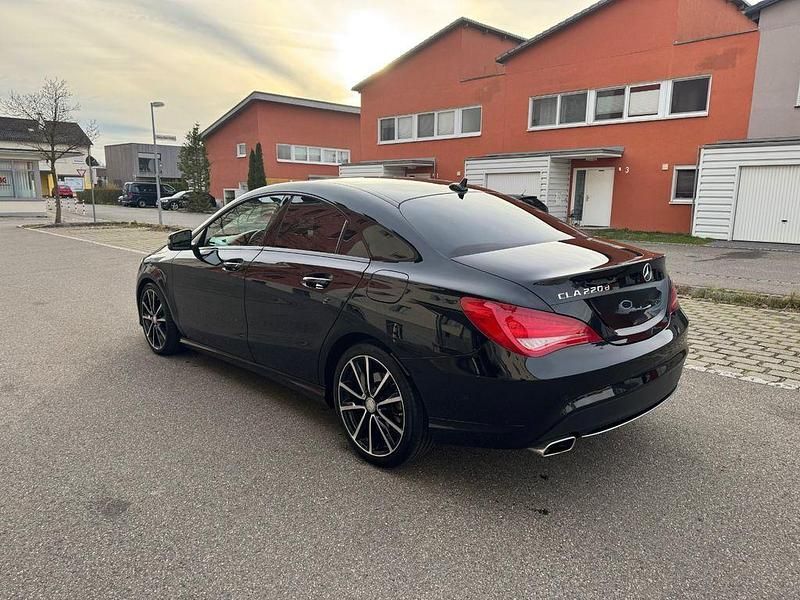 Schwarz Gebraucht 2015 Mercedes CLA220 Limousine | 18.500 € (Fairer Preis) - Bild 1/4