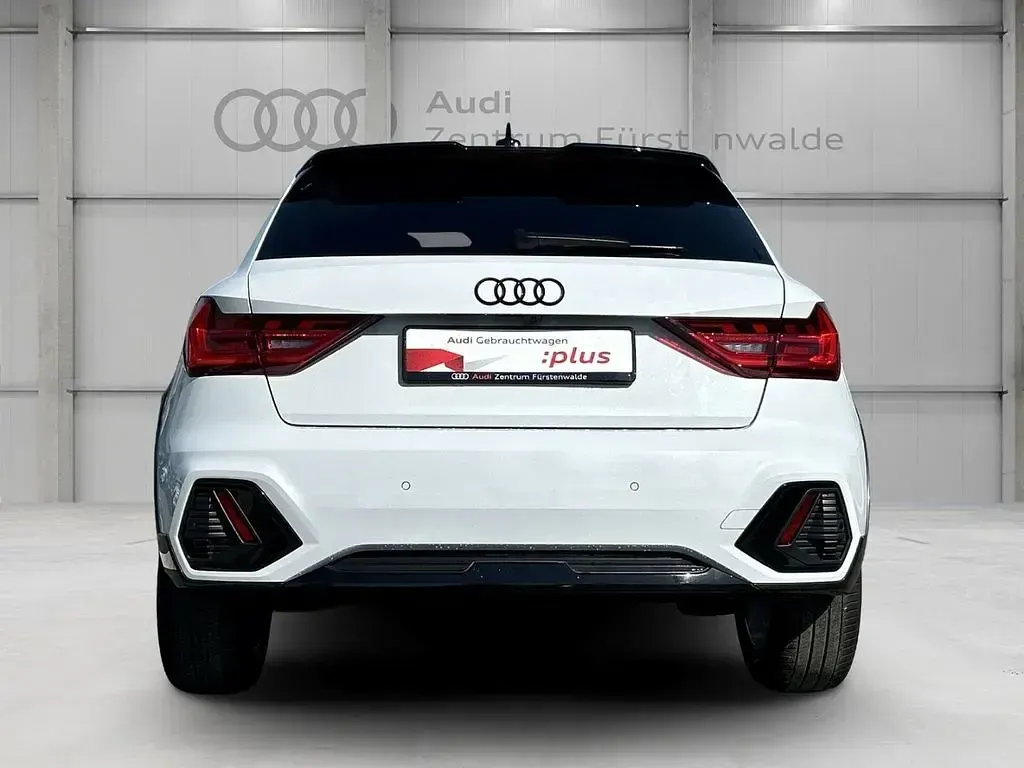 Używany Audi A1 Ambiente 150 KM (110 kW) 2022 Biały SUV