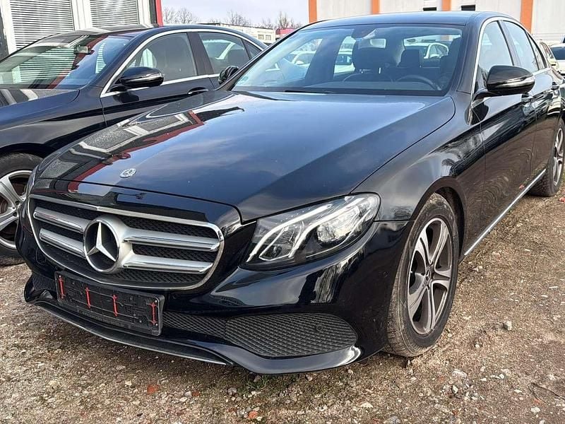 Schwarz Gebraucht 2018 Mercedes E200 Avantgarde Limousine | 11.449 € (Fairer Preis) - Bild 1/4