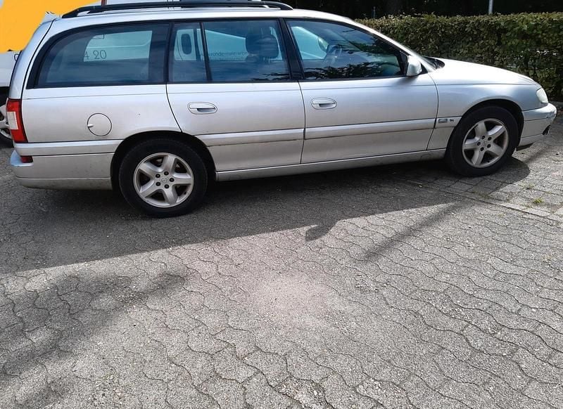 Silber Gebraucht 2004 Opel Omega Kombi | 1.800 € - Bild 1/4