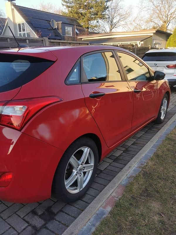 Gebraucht Hyundai i30 99 PS (72 kW) 2013 Rot Limousine