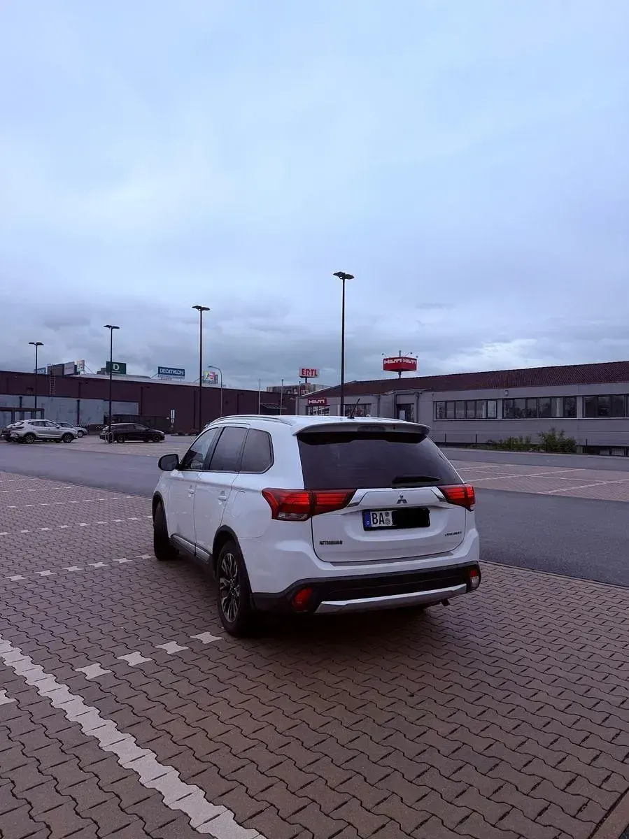 Używany Mitsubishi Outlander 150 KM (110 kW) 2017 Biały SUV