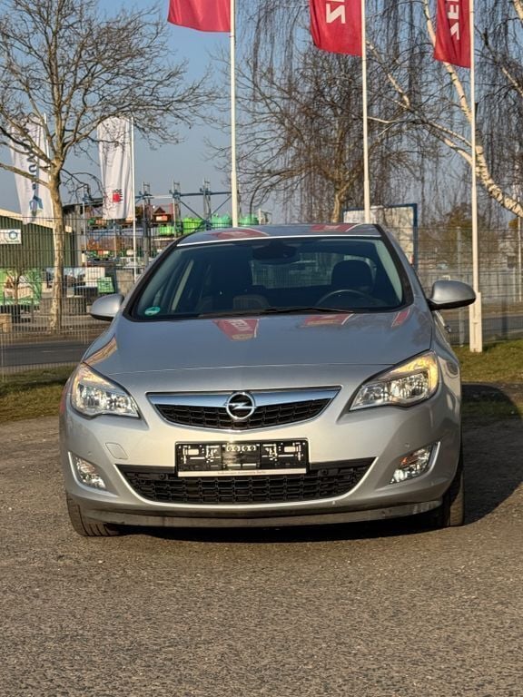 Grau Gebraucht 2013 Opel Astra Kombi | 6.500 € (Guter Preis) - Bild 1/4