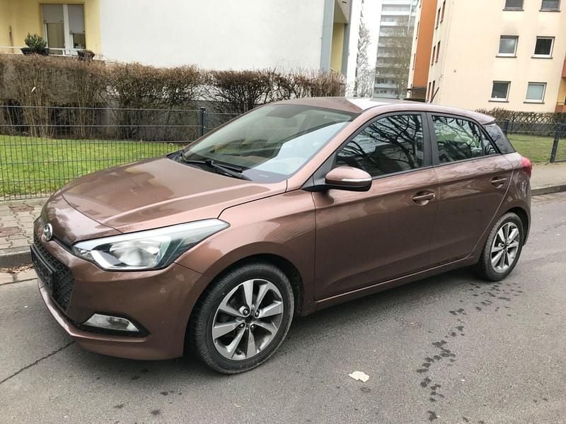 Gebraucht Hyundai i20 Passion 84 PS (61 kW) 2016 Braun Kleinwagen