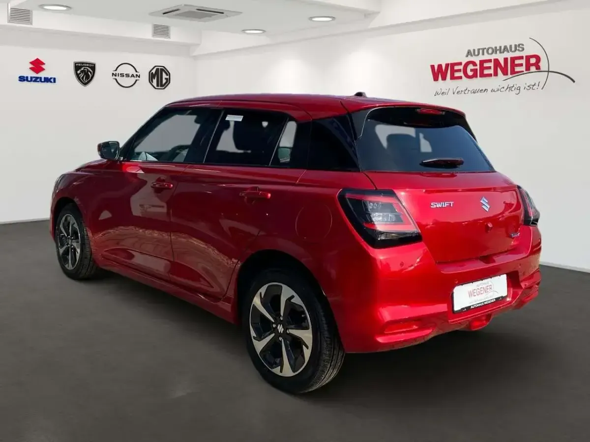Neu Suzuki Swift Comfort+ 83 PS (61 kW) 2026 Burning red pearl metallic Kleinwagen