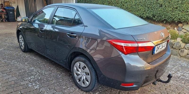 Grau Gebraucht 2015 Toyota Corolla Cool Limousine | 7.800 € (Superpreis) - Bild 1/4
