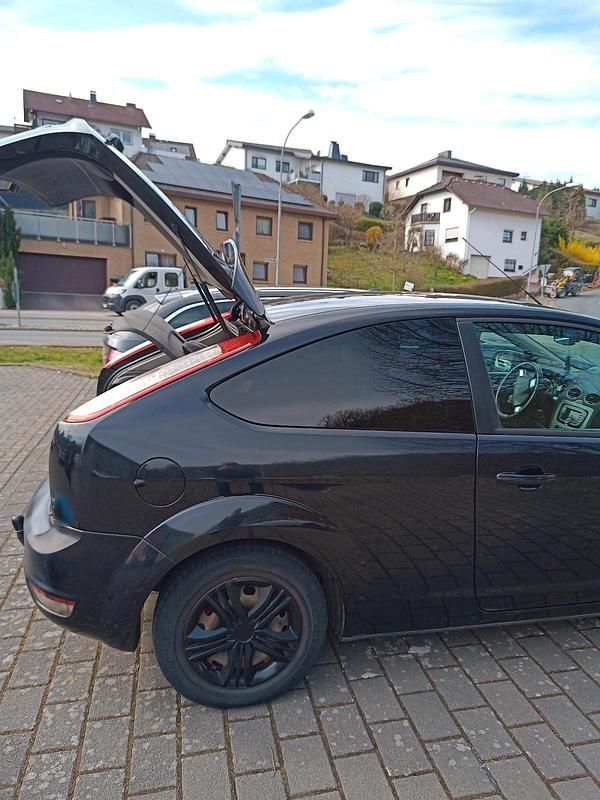 Gebraucht Ford Focus 105 PS (77 kW) 2010 Schwarz Coupé