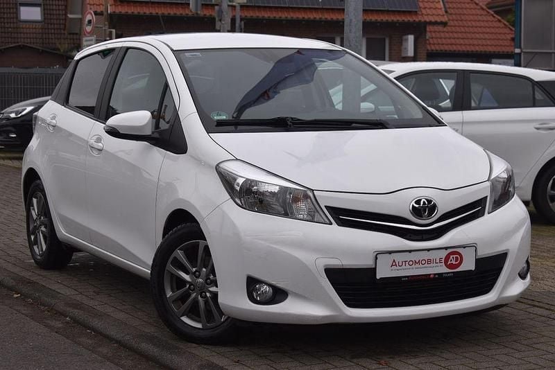 Weiß Gebraucht 2014 Toyota Yaris Edition Limousine | 7.990 € (Fairer Preis) - Bild 1/3