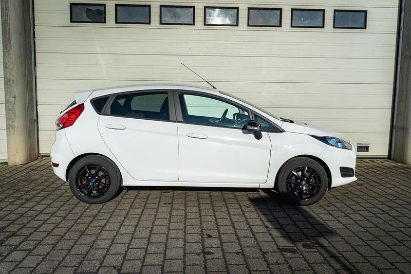 Gebraucht Ford Fiesta 100 PS (73 kW) 2014 Weiß Kleinwagen