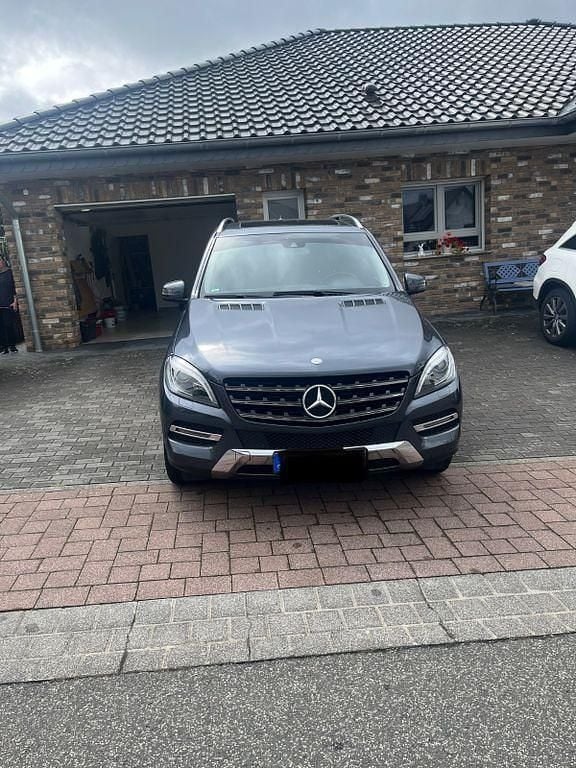 Grau Gebraucht 2015 Mercedes ML350 SUV | 22.500 € (Fairer Preis) - Bild 1/4