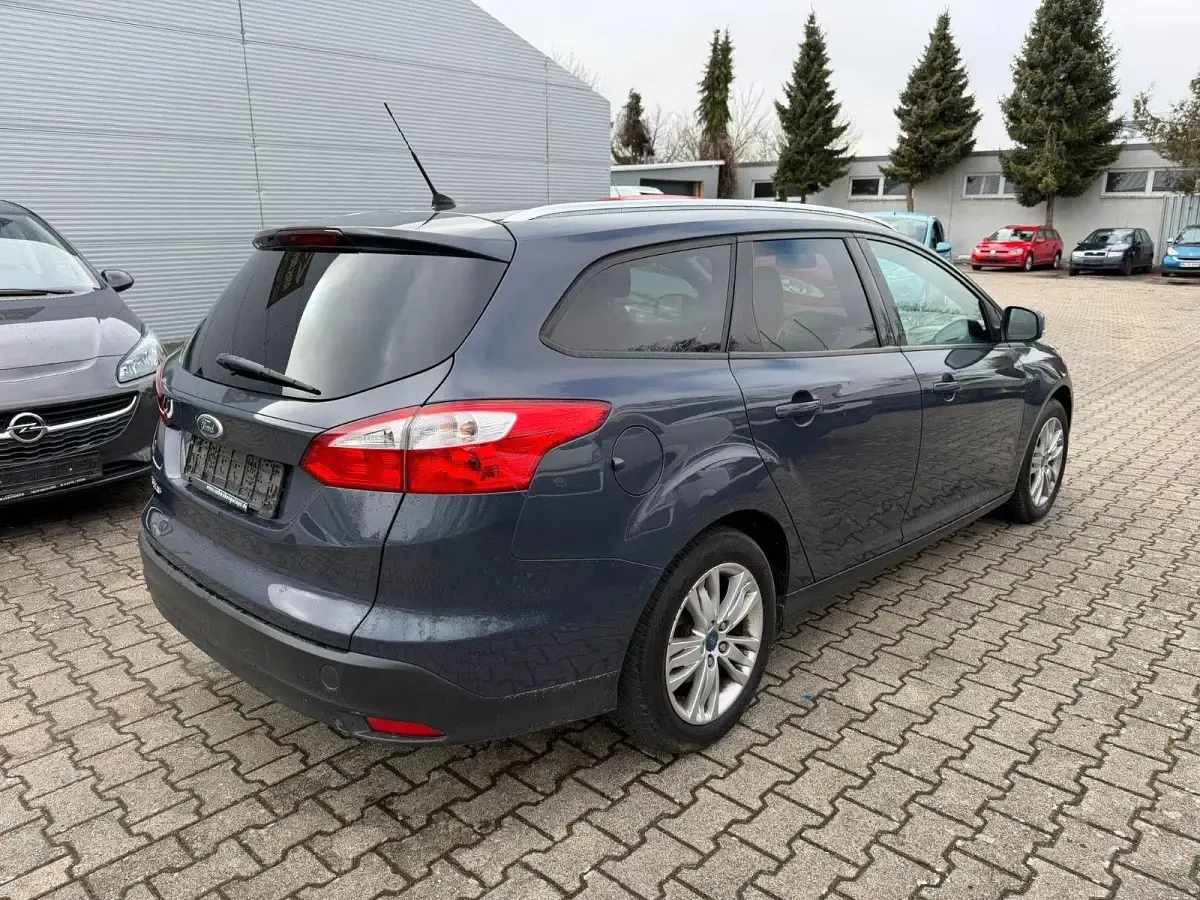 Gebraucht Ford Focus Trend 125 PS (91 kW) 2011 Grau Limousine