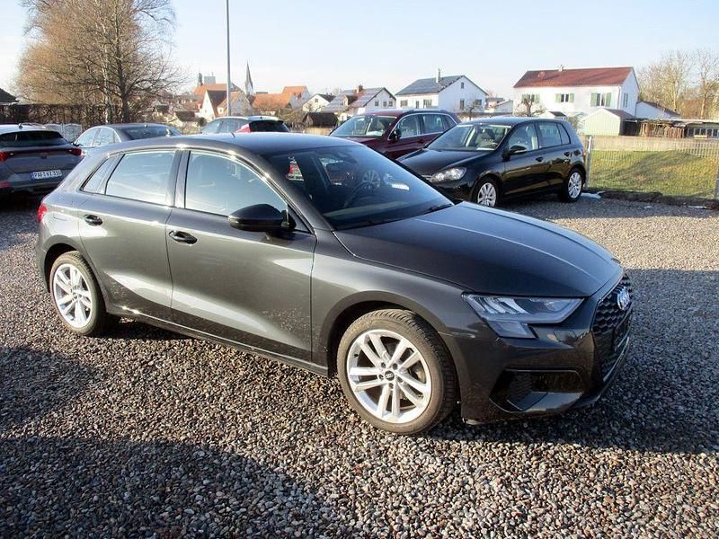 Gebraucht Audi A3 110 PS (80 kW) 2022 Grau Limousine