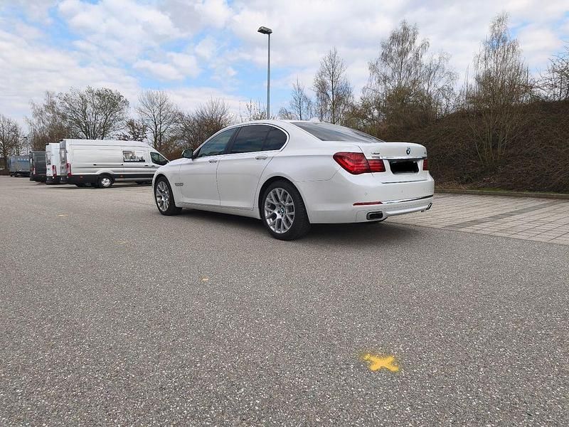 Gebraucht BMW 750 449 PS (330 kW) 2013 Weiß Limousine
