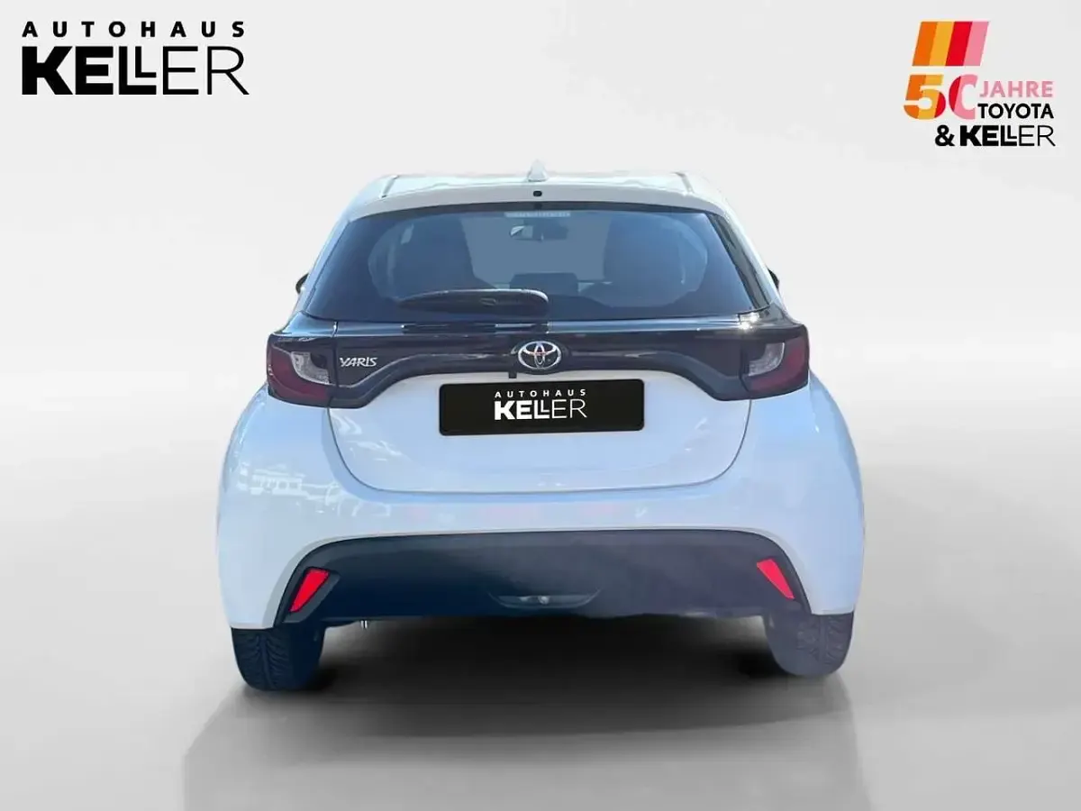 Gebraucht Toyota Yaris Basis 72 PS (52 kW) 2022 Schneeweiß Kleinwagen
