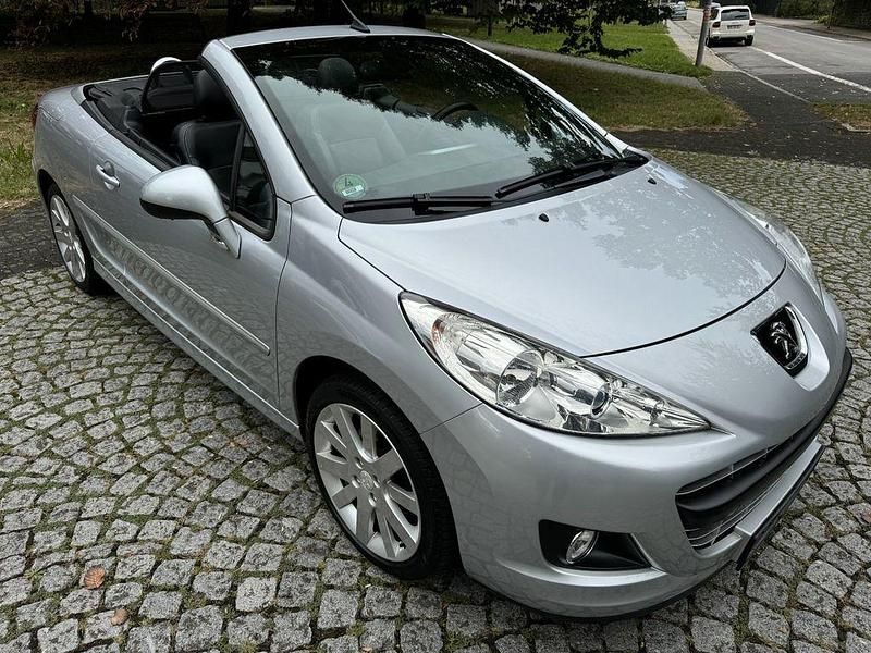 Silber Gebraucht 2012 Peugeot 207 CC Platinum Cabrio | 6.950 € (Etwas zu teuer) - Bild 1/4