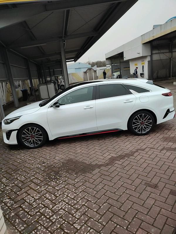 Weiß Gebraucht 2023 Kia ProCeed GT Kleinwagen | 29.900 € (Fairer Preis) - Bild 1/4