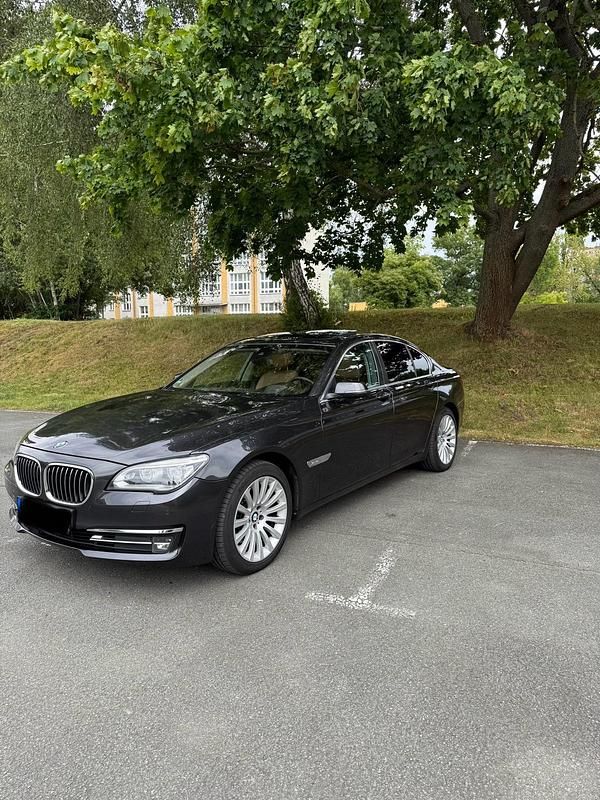 Gebraucht BMW 740 Performance 313 PS (230 kW) 2012 Grau Limousine