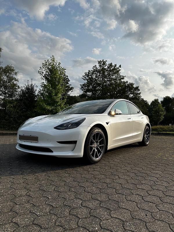 Weiß Gebraucht 2021 Tesla Model 3 Standard Range Plus Limousine | 25.450 € (Fairer Preis) - Bild 1/4