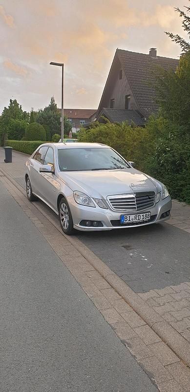 Silber Gebraucht 2011 Mercedes E220 Elegance Limousine | 5.750 € (Superpreis) - Bild 1/4