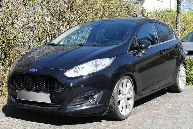 Gebraucht Ford Fiesta Titanium 101 PS (74 kW) 2015 Schwarz Limousine