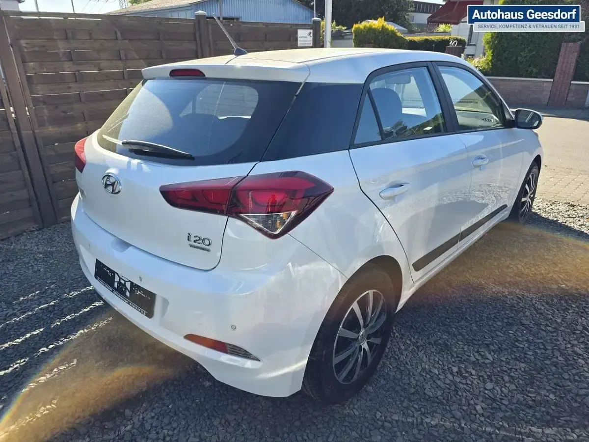 Gebraucht Hyundai i20 101 PS (74 kW) 2017 Weiß Kleinwagen