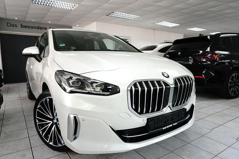 Mineralweiss Gebraucht 2022 BMW 220 Active Tourer Luxury Line Van / Kleinbus | 29.950 € (Fairer Preis) - Bild 1/4
