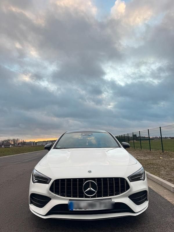 Weiß Gebraucht 2022 Mercedes 220 AMG Coupé | 37.000 € (Teuer) - Bild 1/4