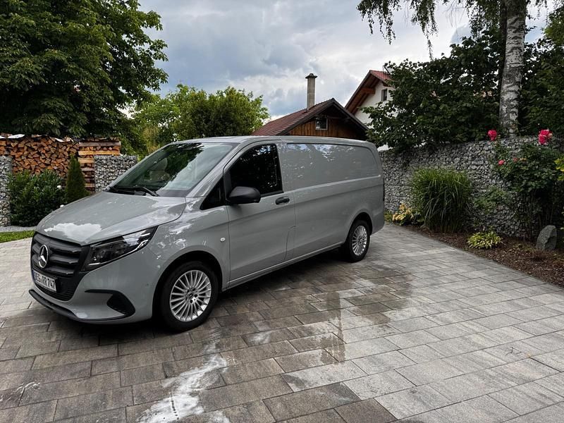 Grau Gebraucht 2024 Mercedes Vito Van / Kleinbus | 54.800 € - Bild 1/4