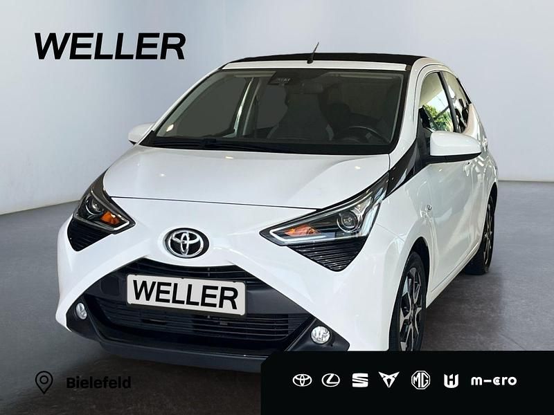 Weiss Gebraucht 2021 Toyota Aygo X-play Kleinwagen | 10.980 € (Fairer Preis) - Bild 1/3
