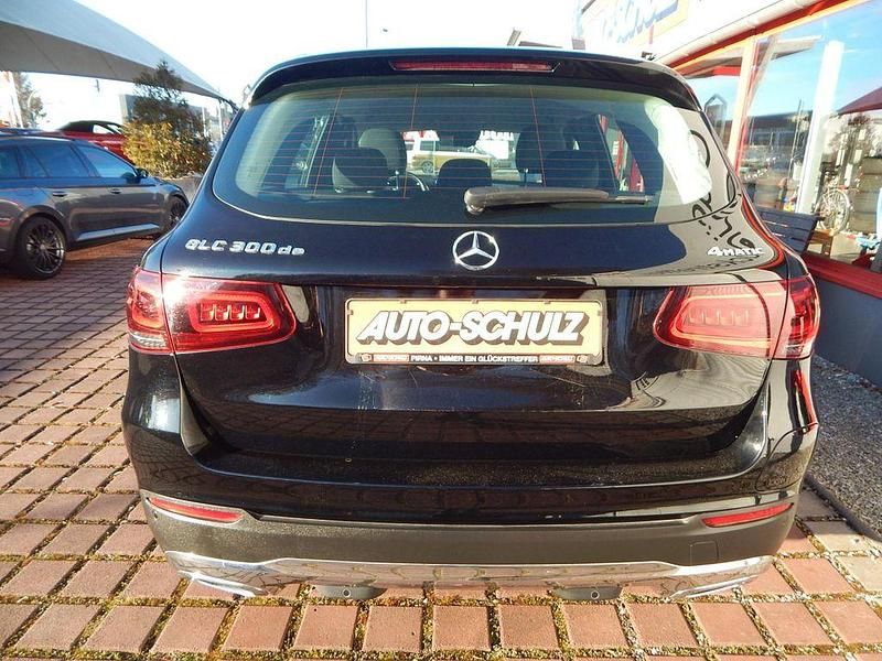 Gebraucht Mercedes GLC300e 194 PS (142 kW) 2021 Schwarz SUV