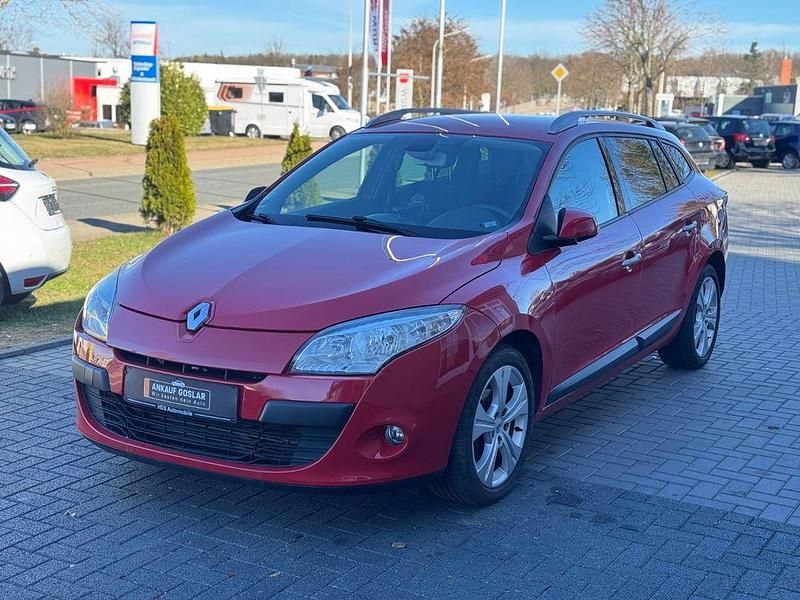 Gebraucht Renault Mégane III Dynamique 131 PS (96 kW) 2010 Rot Limousine