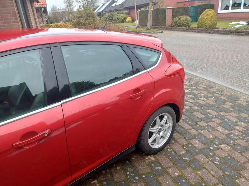 Gebraucht Ford Focus Titanium 125 PS (91 kW) 2011 Rot Limousine