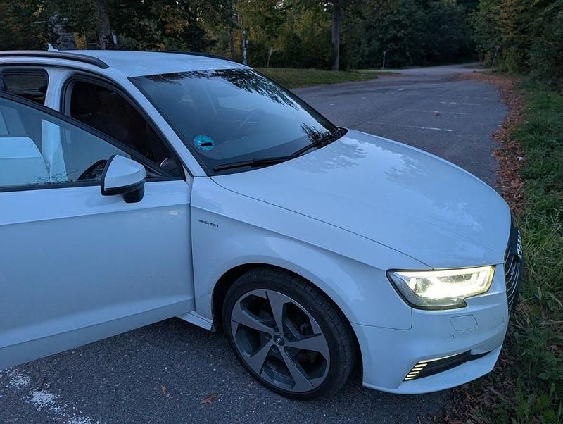Weiß Gebraucht 2016 Audi A3 e-tron Design Kleinwagen | 17.400 € (Teuer) - Bild 1/4