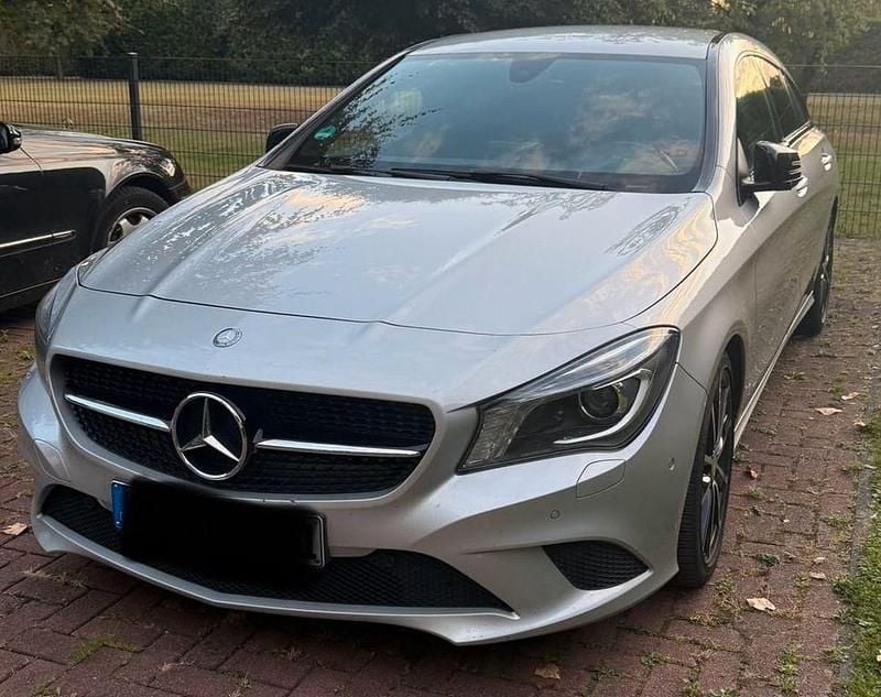Silber Gebraucht 2015 Mercedes CLA180 Shooting Brake Kombi | 16.900 € (Fairer Preis) - Bild 1/4