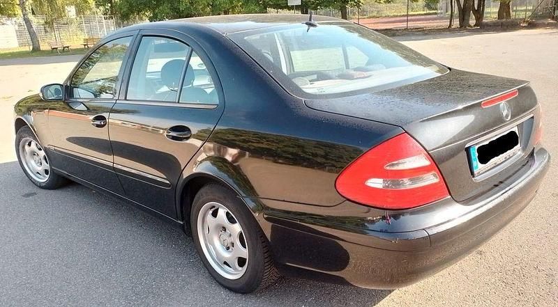 Schwarz Gebraucht 2004 Mercedes E240 Elegance Limousine | 3.299 € (Fairer Preis) - Bild 1/4