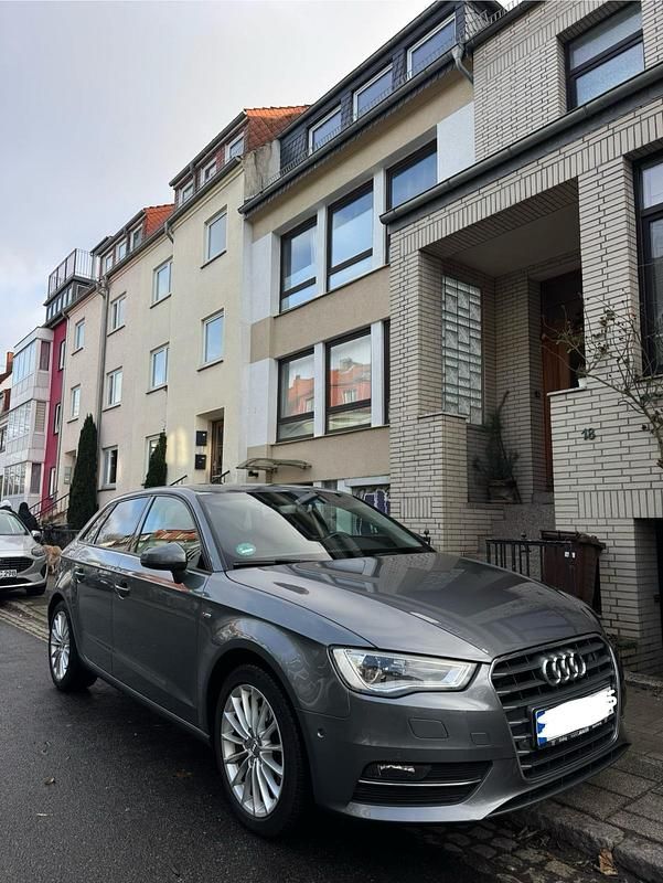 Grau Gebraucht 2015 Audi A3 Sportback Design Kleinwagen | 13.000 € (Etwas zu teuer) - Bild 1/4