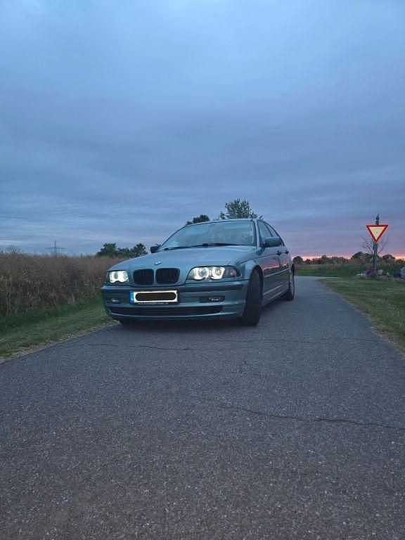 Grün Gebraucht 2001 BMW 316 Limousine | 1.499 € (Guter Preis) - Bild 1/4